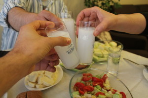 Raki Toasting (Wikipedia)